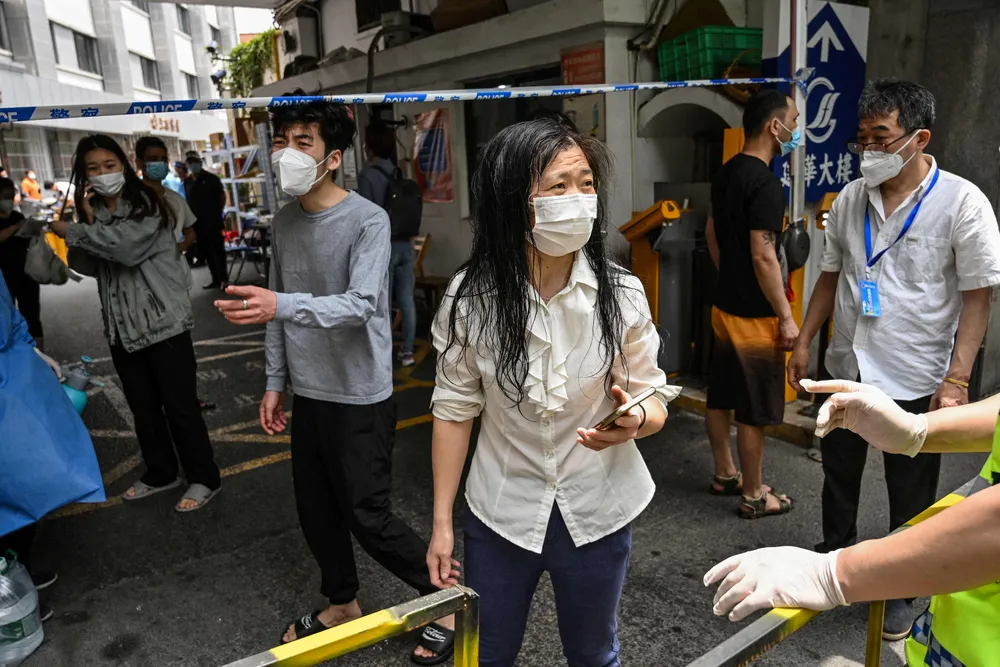 Innbyggerne i Shanghai må koronatestes hvert tredje døgn hvis de skal kunne gå i butikker eller benytte seg av kollektivtransport. Flere boligområder er stengt ned igjen etter det er er identifisert ett smittetilfelle. Her fra Jing' an i Shanghai torsdag 2. juni.