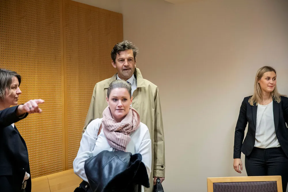 Miriam Top Steinness (i midten) var daglig leder i de konkursrammede Superdry-butikkene og er her sammen med advokat Thomas Os. Stine Snertingdalen (fra venstre) er bostyrer og til høyre hennes advokatfullmektig Mari Kristina Bang.