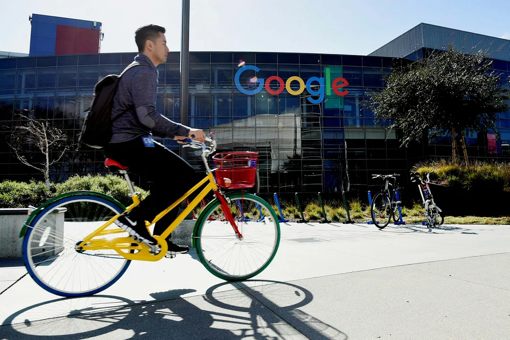Wang Li levde for noen få år siden ut den amerikanske drømmen. Han var uteksaminert fra Princeton, fikk seg jobb hos Google og kjøpte en romslig leilighet i Silicon Valley. Her sykler en syklist forbi Googles lokaler i California. Foto: Michael Short/Bloomberg