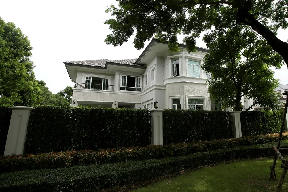 I et forstadsområde i Bangkok skal kanadieren Alexandre Cazes ha styrt verdens største digitale svartebørsmarked på det mørke nettet. Thailandsk politi mener han kan ha forvaltet 2,5 milliarder kroner. Foto: Sakchai Lalit / AP / NTB Scanpix