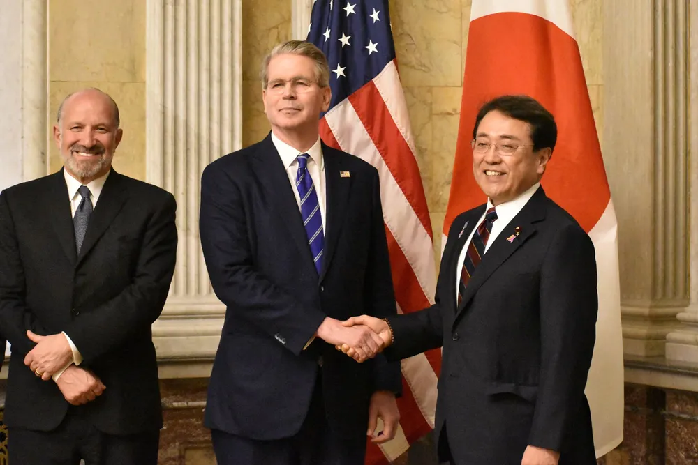 Japan har hatt en ny forhandlingsrunde med USA. Forhandlingene er ledet av statsråd Ryosei Akazawa (høyre) og USAs finansminister Scott Bessent (i midten) og handelsminister Howard Lutnick (til venstre). Her fra møtet i DC på torsdag.