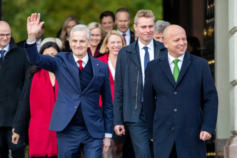 Statsminister Jonas Gahr Støre og finansminister Trygve Slagsvold Vedum kommer ut på slottsplassen med sin regjering. Siden har det rent på med kriser.