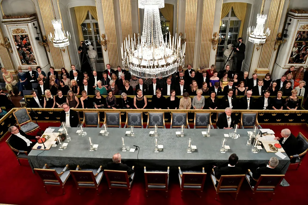Denne gjengen i Svenska Akademien i Stockholm har lenge kranglet for åpen scene. Nå forsøker de å reparere noe av skadene.
