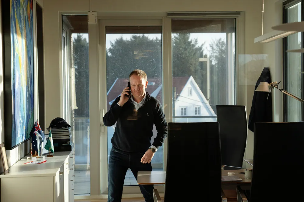 Kjell Inge Røkke er tett på. Her snakker Lars Peder Solstad med Aker-eieren.