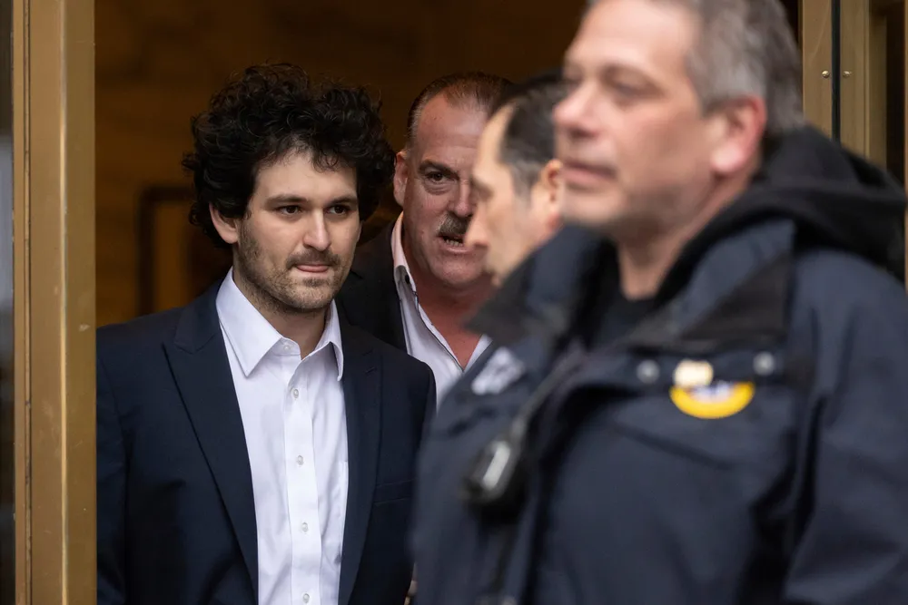 Sam Bankman-Fried forlater rettslokalet i New York torsdag.