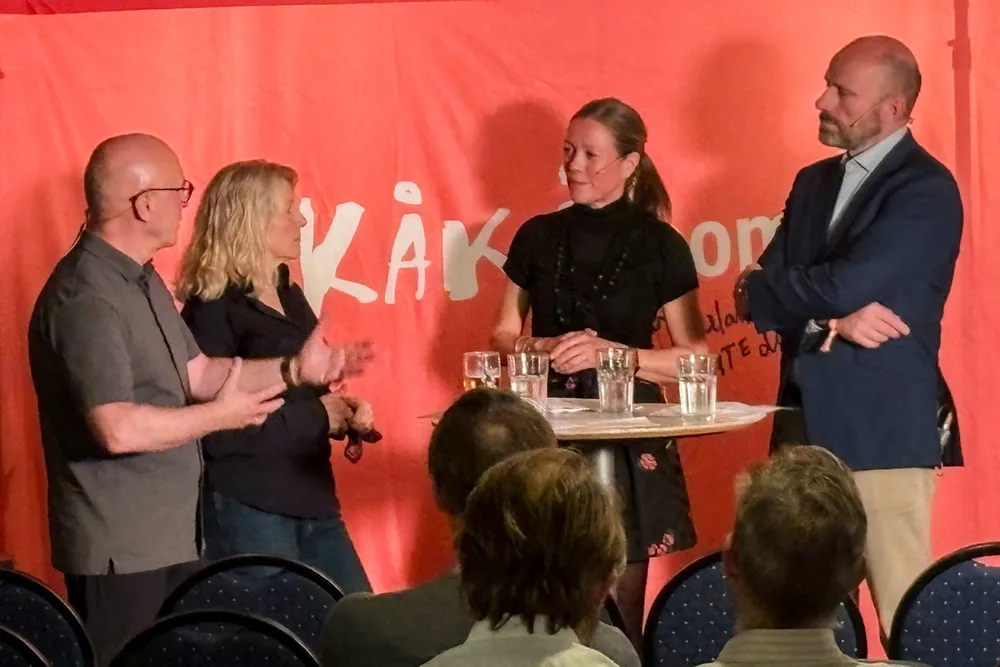 Finansredaksjonen under live podkasten på finanskonferansen Kåkånomics i Stavanger. Fra venstre, finansredaktør Terje Erikstad, kommentator Anita Hoemsnes, begge i Dagens Næringsliv, senior porteføljeforvalter Beate Bredesen i Odin Forvaltning og Øyvind Schanke, investeringsdirektør i det familieeide selskapet TD Veen.
