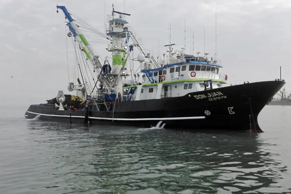 The Peruvian fishing industry says it must be able to harvest fish within five miles of the shoreline to save the industry in the south of the country.