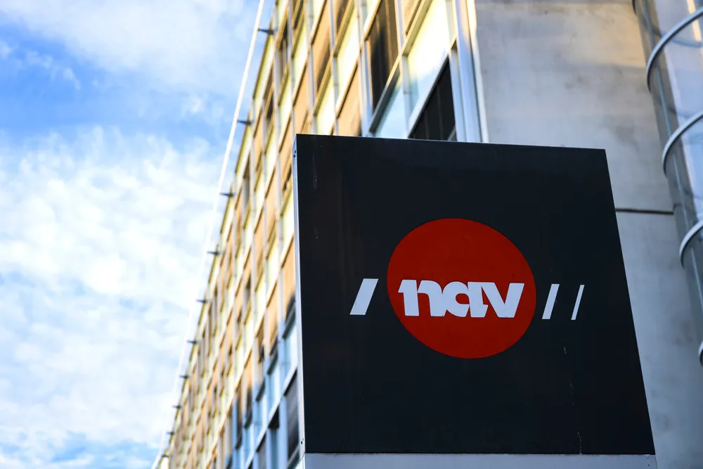 Den tiltalte 35-åringen skal ha fått utbetalt om lag ti millioner kroner i lønnskompensasjon fra Nav.