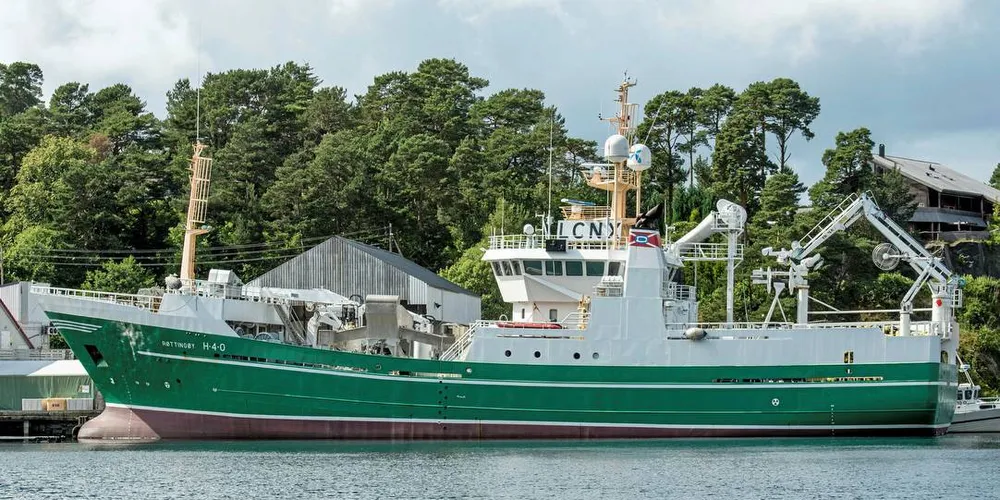 HJEMME: Rederiets ringnotbåt «Røttingøy» ligger til kai på Lepsøy utenfor Bergen.Foto: Dales Rederi AS