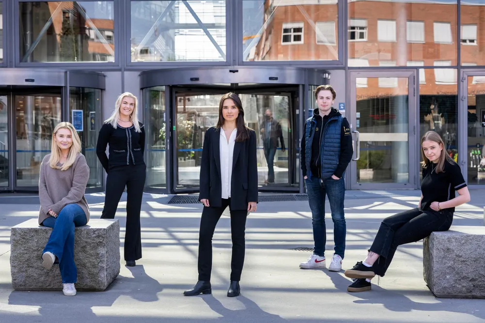 Ida Duffaut-Sundsby (fra venstre), Andrea Richardsen, Ingrid Grøttland, Emil Ingvaldsen Lyse og April Hermansen er medlemmer av Børsgruppen Aktie på BI i Nydalen i Oslo.