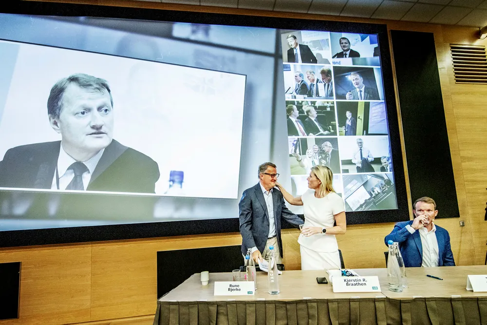 DNB-sjef Rune Bjerke og hans kommende etterfølger Kjerstin Braathen i etterkant av at DNB presenterte resultatene for 2. kvartal på hovedkontoret i Bjørvika i Oslo. Til høyre sittende Thomas Midteide