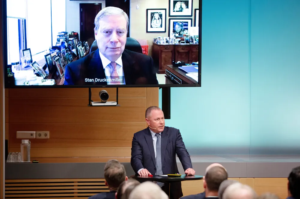 Investor Stanley Druckenmiller var med på storskjerm under Oljefondets årlige investeringsseminar i april. Under lerretet sto en imponert intervjuer, oljefondssjef Nicolai Tangen.