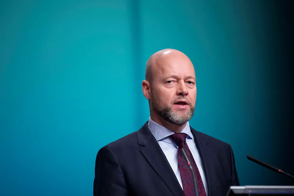 Ifølge VG skal Norges Bank nå «gå gjennom» Yngve Slyngstads reise til USA i forbindelse med seminaret som ble arrangert av påtroppende oljefondsjef Nicolai Tangen. Her fra pressekonferansen hvor sistnevnte ble utnevnt som Slyngstads etterfølger.