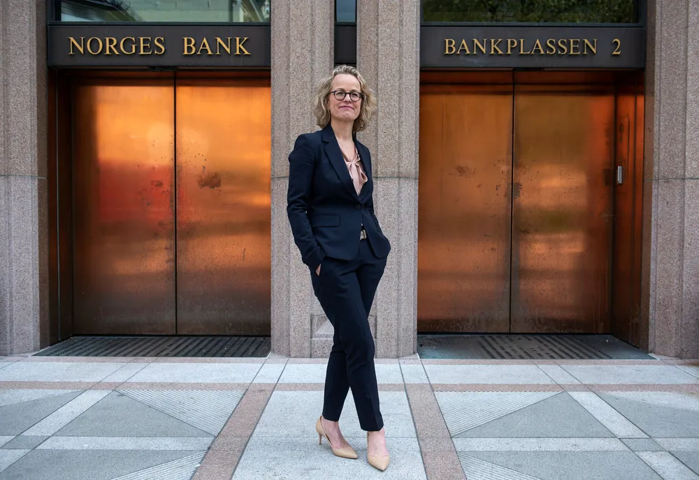 Eierskapssjef i Oljefondet Carine Smith Ihenacho utenfor Norges Bank.