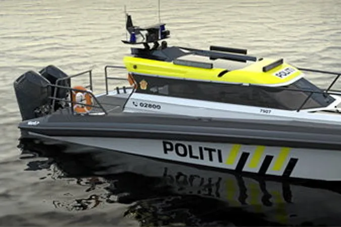 Politibåt med problemer. Sotete ruter og litt for lang til å bli godkjent.