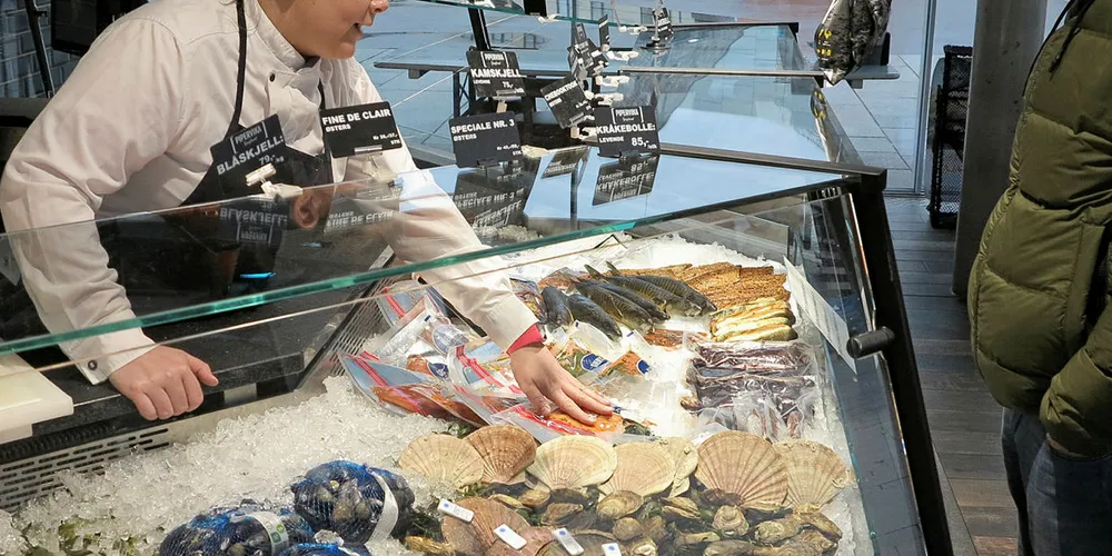 BARE SE: Helene Kristoffersen er daglig leder i Fisketorget i Oslo, der det er fiskehandel og restaurant. Mange kommer for å se og spørre, sier hun og mener det mangler kunnskap om sjømat i befolkningen.