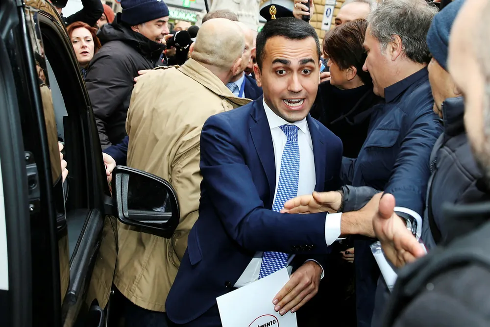 De færreste i Femstjernersbevegelsen er kledd i dress og slips, men partileder Luigi Di Maio er avhengig av økt troverdighet blant Italias eliter skal han vinne valget. Foto: Tony Gentile/Reuters/NTB Scanpix