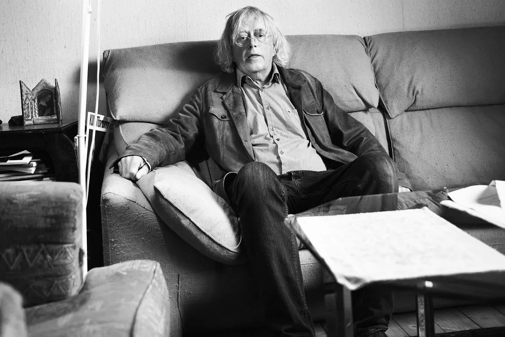 Forfatter Dag Solstad ble engasjert til å skrive bok til Aker-konsernets 150-års jubileum. Det endte med romanen «Medaljens forside», som kom i 1990. Foto: Ivar Kvaal