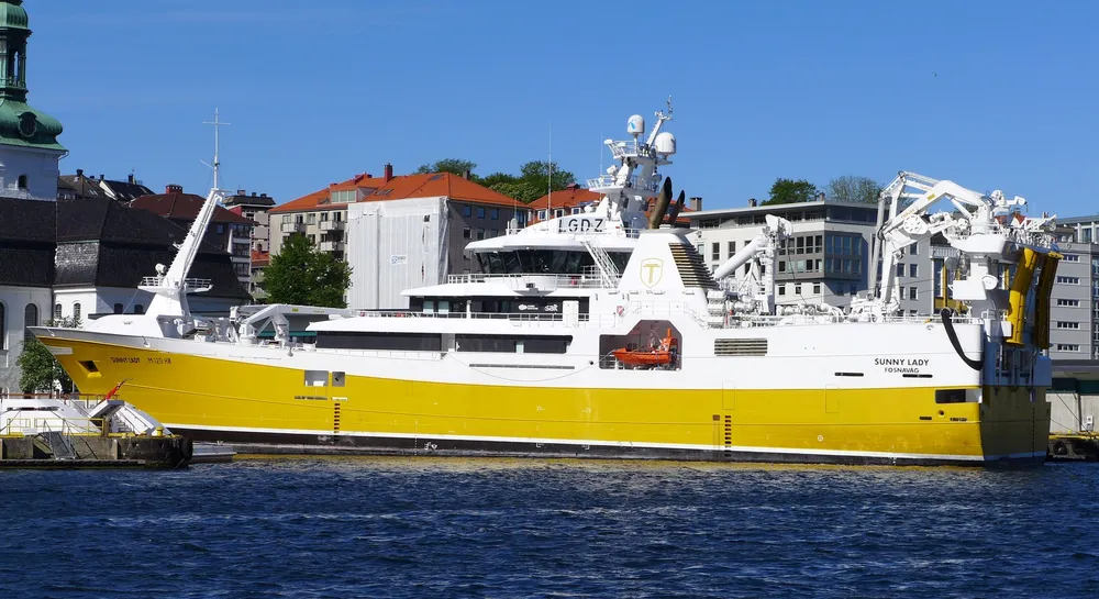 «Sunny Lady» ligger ved Nykirkekaien i Bergen og venter på at nordavindskulingen avtar, før ringnotbåten går på nordsjøsilda.