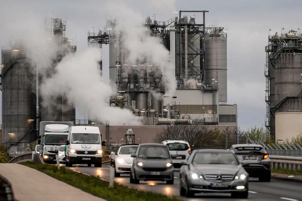 Mange midlertidige nedstengninger kan bli varige, skriver Torgeir Larsen. Illustrasjonsfoto: kjemisk industri nær Køln.