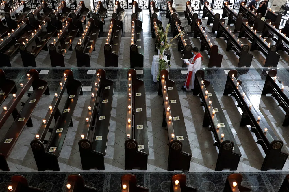 Påskehøytiden var ikke høysesong for kirkebesøk i år. Her fra en katolsk kirke på Filippinene.