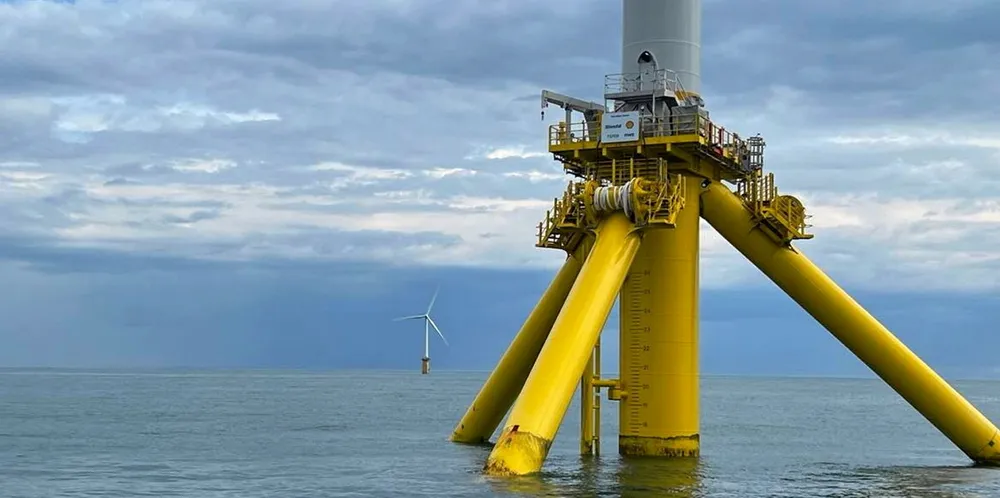 Her er et av det tyske energikonsernet RWEs flytende konsepter, Tetraspar, som testes utenfor Karmøy.