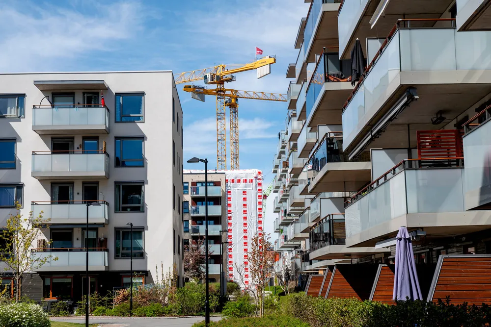 Salget av nye boliger øker fra lave nivåer, men byggingen faller. Dette skaper utfordringer i flere år fremover, advarer Boligprodusentene.
