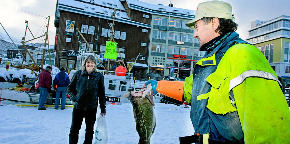 Torskeprisene har gått opp med over 30 prosent sammenlignet med i fjor. Sentrale aktører i fiskerinæringen mener torsken kan bli utfordret av andre billige fiskearter. Her: Fisker Willy Hansen selger direkte til kunden Jan-Åge Biti til priser langt høyere enn dem som oppnås mellom fisker og mottak.