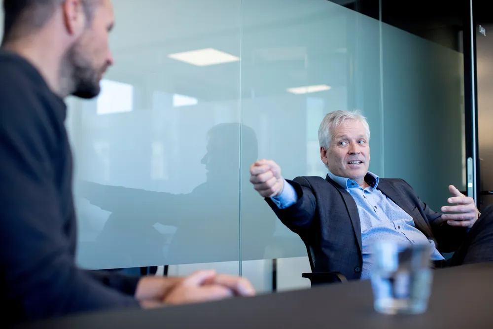 Sjefen i det statlige investeringsselskapet Investinor, Terje Eidesmo (til høyre) mener staten bør ta en stor plass blant selskaper i en tidlig fase. Her med gründer-investor og tidligere alpinist Aksel Lund Svindal for et år siden.