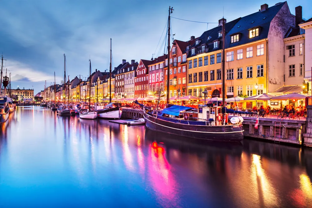 København er kjent for sine mange gourmetrestauranter. Her fra Nyhavn i København.