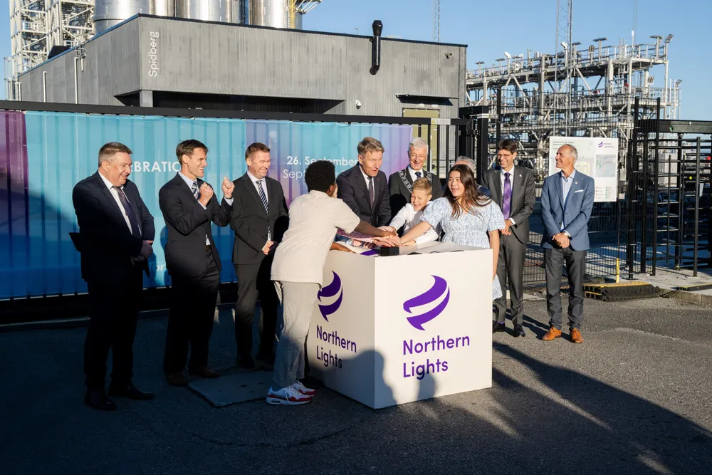 Energiminister Terje Aasland (Ap) trykker på knappen ved åpningen av Northern Lights-terminalen i Øygarden utenfor Bergen. Terminalen er en del av Langskip, en fullskala demonstrasjon av fangst og lagring av CO2.
