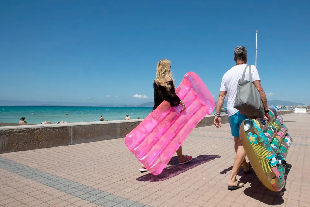 Nordmenn vender tilbake til syden i sommer, men etter noen rolige dager i varmen venter rekordlange køer ved retur til Norge. Bildet er fra Palma de Mallorca denne uken.