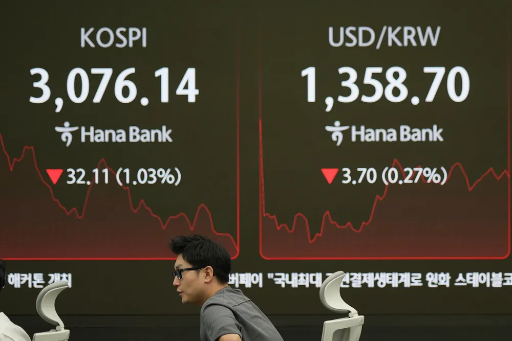 Seoul-børsen har falt med 1,6 prosent torsdag etter at presidenten advarte om en «desperat situasjon» for økonomin med svak innenlandsk forbruk og problemer for den eksportavhengige økonomien. Her fra hovedkontoret tl Hana Bank i Seoul.