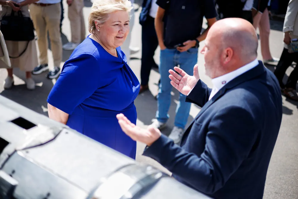 Erna Solberg og gründer Jan-Fredrik Carlsen vil begge ha ned formuesskatten, men kan gå god for økt selskapsskatt som kompensasjon.