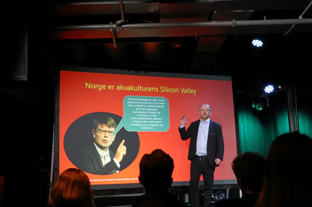 Dag Sletmo, seniorrådgiver i DNB, her holder han foredrag på Salmon City i Bergen 2024.