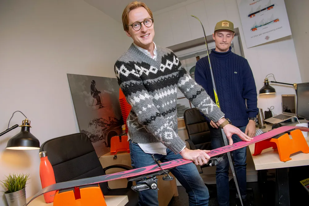 Espen Hinsch (til venstre) og Brage Eriksen i Happy Norwegian har bestilt produksjon av 7000 par av de oransje smørebukkene til denne sesongen. Langrennsski, slalåmski og mange Snowboard kan legges rett oppå og holdes på plass av et «friksjonsmateriale» som er en del av patentstriden.