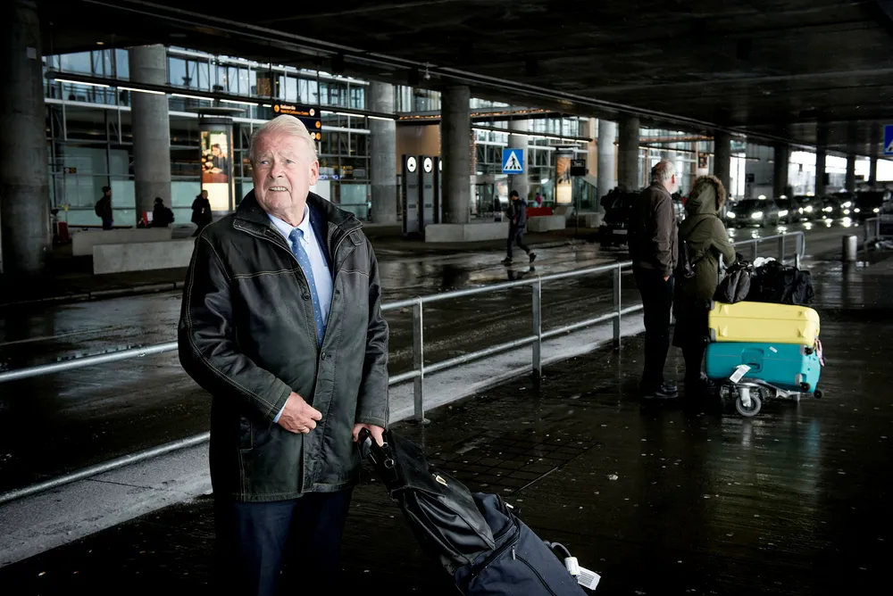 Kald skulder til Carl I. Hagen. Bare Frp og Høyre forsvarte plass i Nobelkomiteen. Tirsdag kom Hagen hjem etter et opphold på feriestedet sitt ved Alicante i Spania. Foto: Gorm K. Gaare