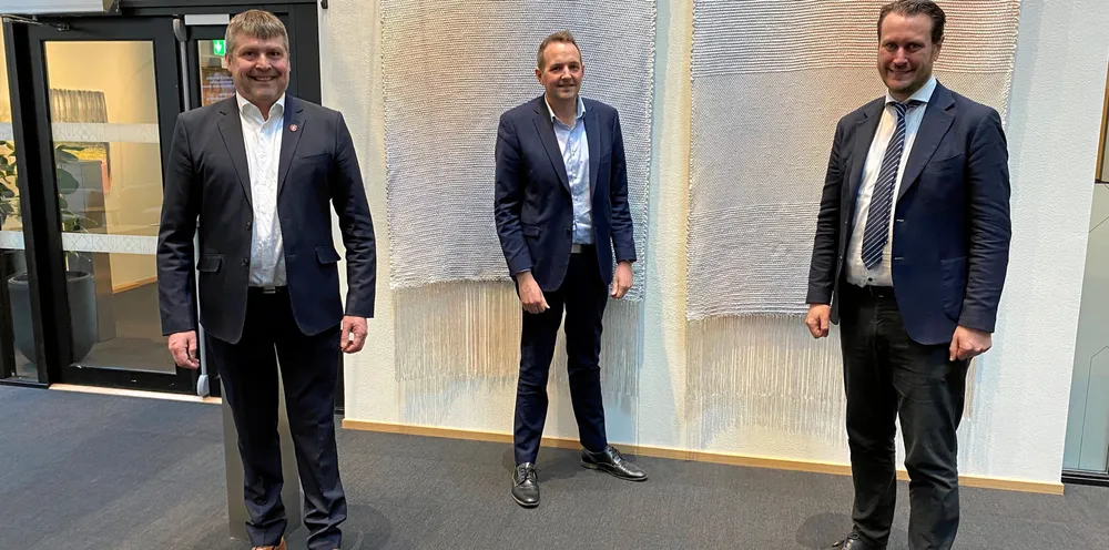 FRP mener det er en dårlig idé å øke CO2-avgiften for fiskeriflåten. F.v. stortingsrepresentant Bengt Rune Strifeldt, Helge André Njåstad og Gisle Meininger Saudland.