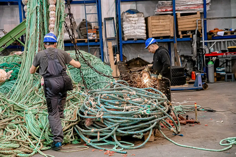 Nofir er et norsk selskap stiftet i 2008. De samler inn kassert redskap fra fiskeri- og oppdrettsnæringen rundt om i verden. Sluttproduktet deres brukes som råmateriale for gjenvinningsindustrien, og blir til en rekke ulike produkter. På bildene er daglig leder Øistein Aleksandersen.