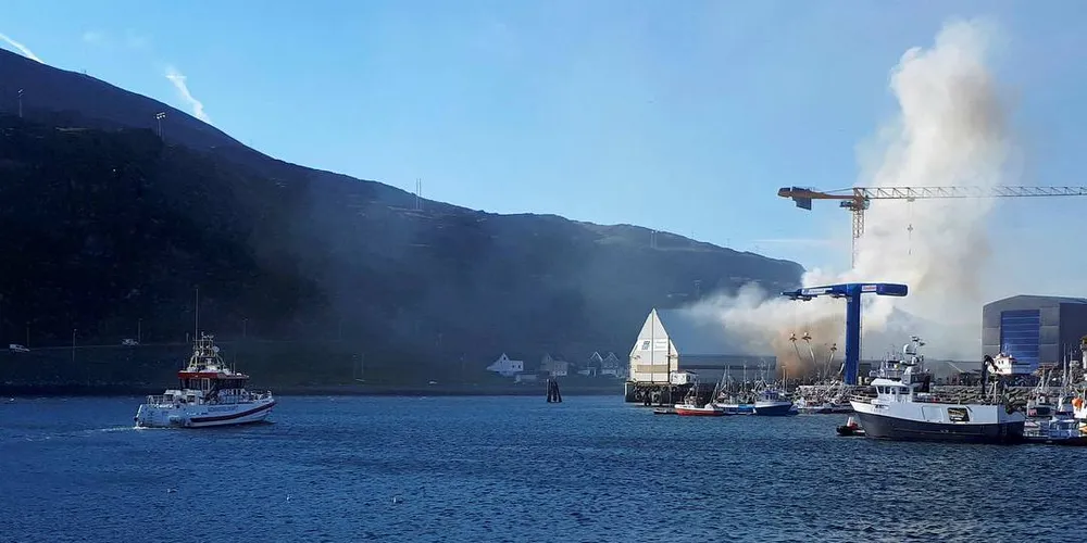 REDNINGSSKØYTE PÅ VEI: Mange etater ble kalt ut til brannen i Havøysund.Foto: Jan-Eric Bengtsson