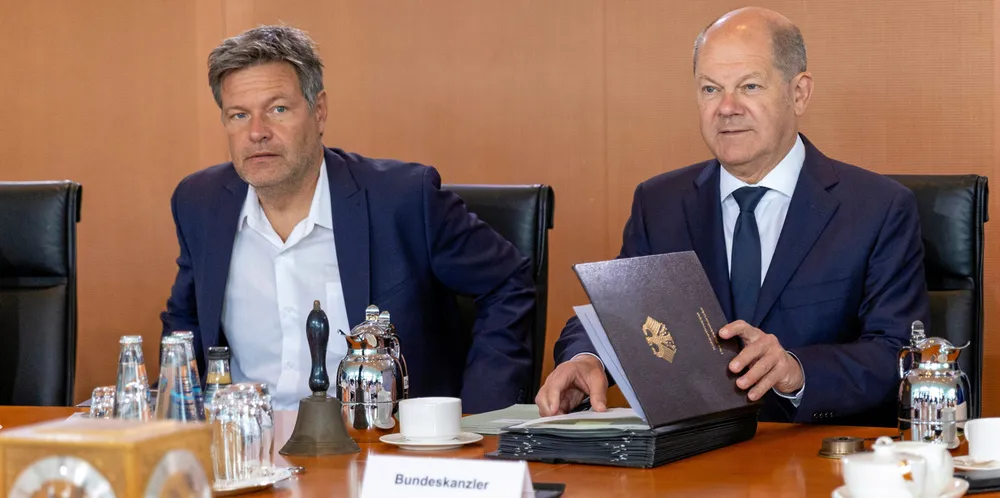 German economics and climate minister Robert Habeck (l) and Chancellor Olaf Scholz (r) at weekly cabinet meeting.