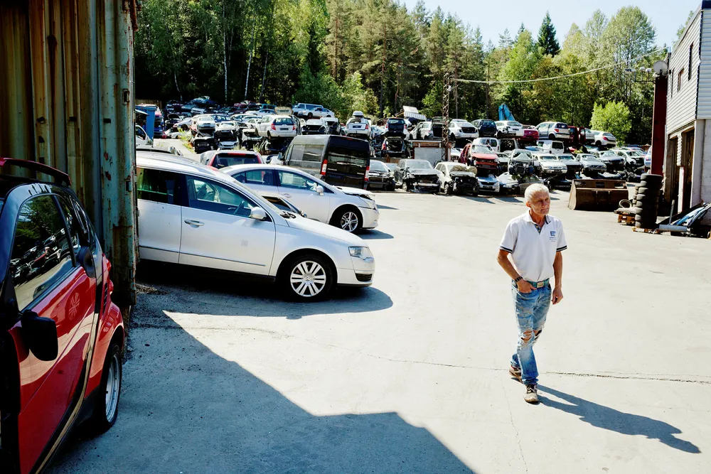 En ekstra verkstedregning ble dødsbudskapet for denne VW Passaten fra 2007. Selger Lars Grorud hos Eriks Bildemontering tror velstandsøkningen bidrar til at folk ikke lenger reparerer bilene sine. Foto: Knut Egil Wang