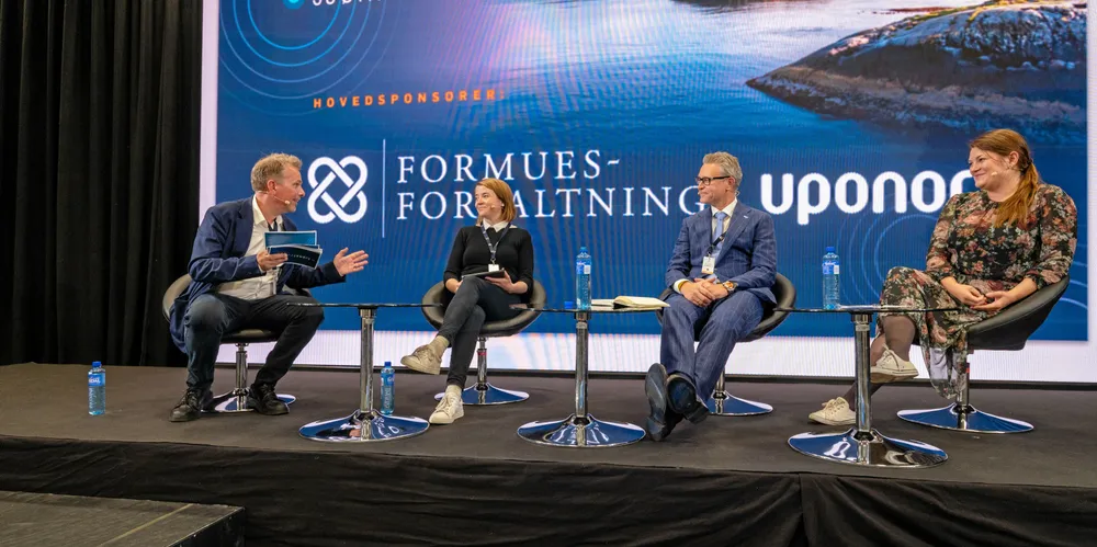 Fra politisk debatt i regi av Sjømatpulsen Kriss Rokkan Iversen(MDG), Odd Emil Ingebrigtsen(H) og Cecilie Myrseth(AP). Debattleder ytterst til venstre publisher Øystein Hage.