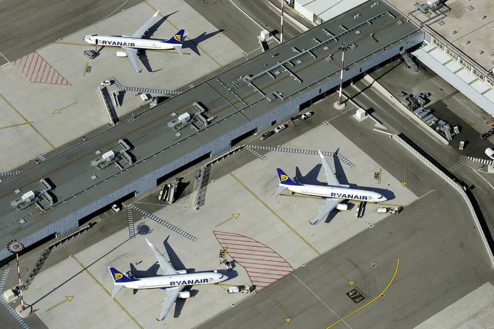 En rekke Ryanair-fly står på flyplassen i Marseille i Frankrike. Foto: ANNE-CHRISTINE POUJOULAT/AFP Photo/NTB Scanpix