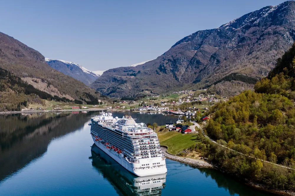 Nå blir det turistskatt både for cruise- og overnattingsgjester i kommuner med stort turisttrykk. Her cruiseskipet Sky Princess til havn i Skjolden.