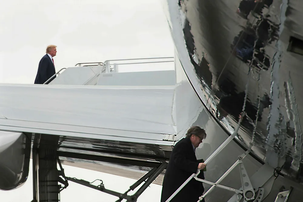 Donald Trump (t.v.) har hovedrollen i boken, men Steve Bannons utsagn har vagt stor oppmerksomhet. Foto: NICHOLAS KAMM
