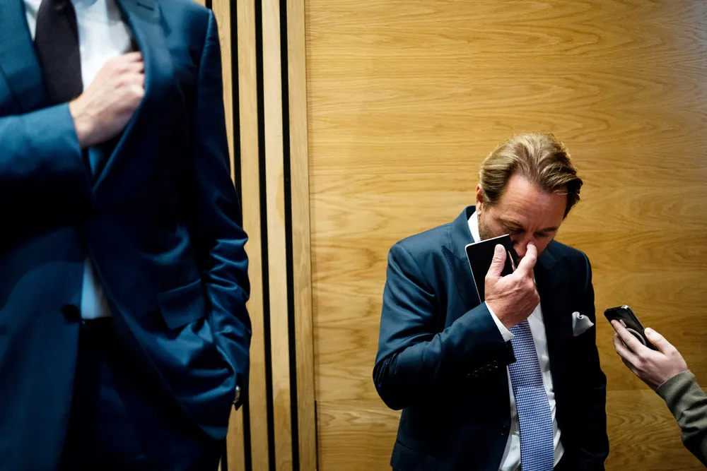Kjell Inge Røkkes Aker og det privat investeringsselskapet The Resource Group har begge lånt ut store beløp til vindkraftselskapet Emergy, som forfaller om to uker.