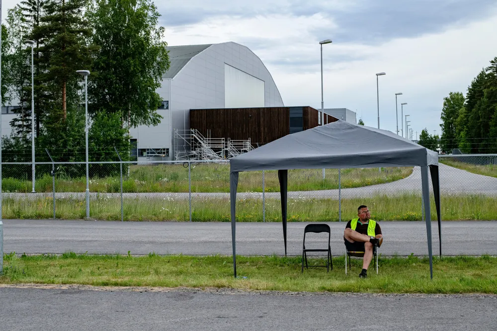 – Det er viktig at vi synliggjør oss, tror jeg, sier flytekniker Kristian Røberg. Nå sitter han streikevakt utenfor Norwegians hangar på Gardemoen.