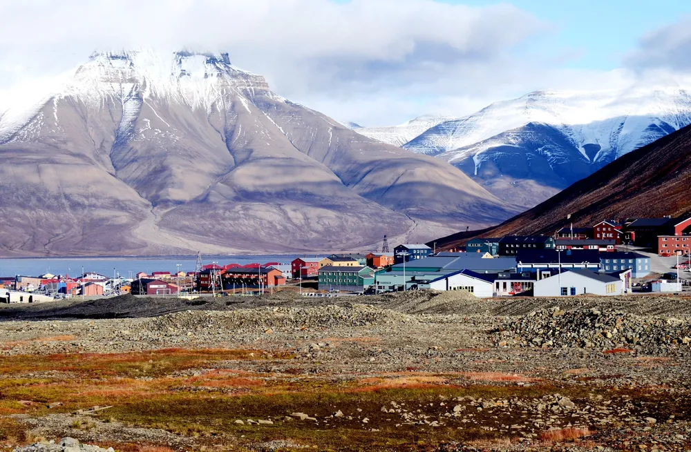 Tidligere kom strømforsyningen i Longyearbyen fra et kullkraftverk. Nå er det dieselaggregater som sørger for lys og varme. Bildet er tatt i september 2016.