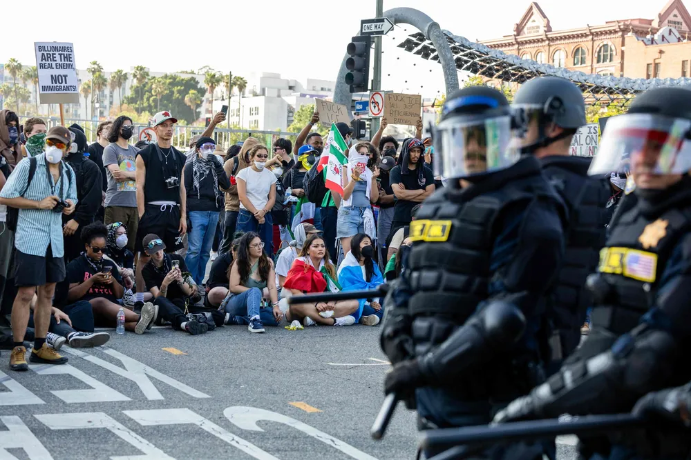 Politi og demonstranter i Los Angeles.